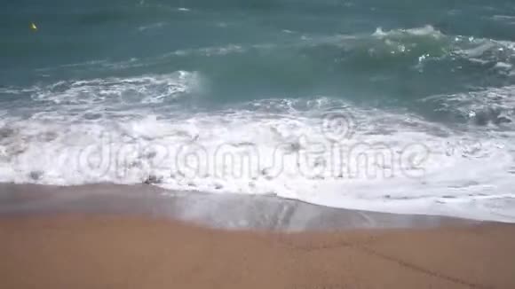 海浪在沙滩上破碎视频的预览图
