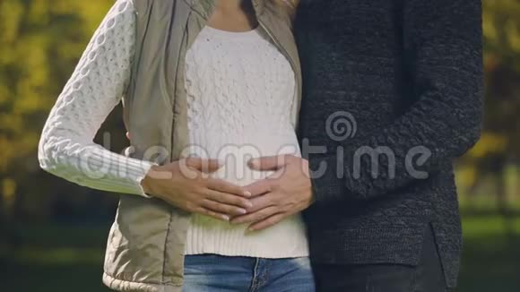 孕妇与丈夫抚摸腹部产前护理生育科学视频的预览图