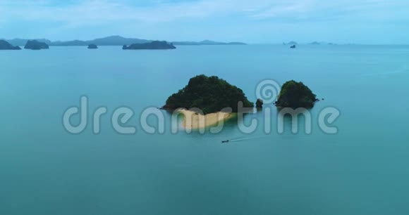 空中海洋中的一个小岛长尾船漂浮在附近美丽的景色视频的预览图