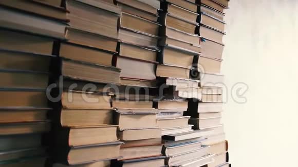房间里成堆的书书虫图书馆内部视频的预览图