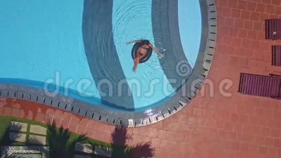 酒店游泳池旁的休息间和环上带水的女士视频的预览图