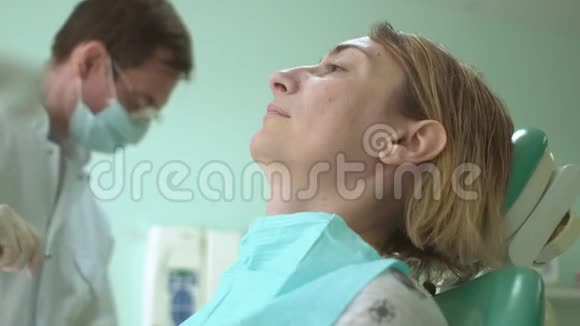 一位中年妇女因牙医入院检查牙齿视频的预览图