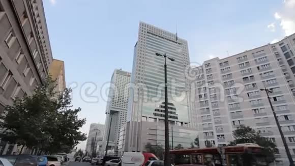 华沙市中心的摩天大楼和玻璃办公楼视频的预览图