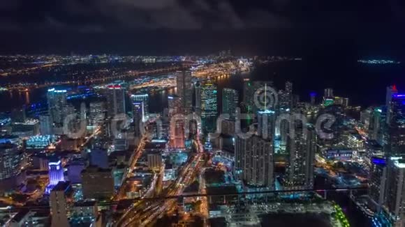 迈阿密佛罗里达州美国2019年1月空中无人机全景飞行迈阿密市中心上面的高楼大厦视频的预览图