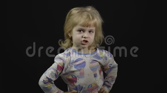 睡衣里的小女婴在到处瞎弄鬼脸黑色背景视频的预览图