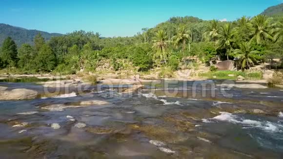 Flycam在河上快速移动到石头上的女人视频的预览图