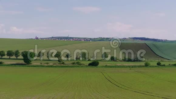 农场绿色的田野乡村的房屋蓝天视频的预览图