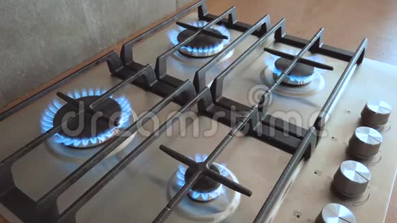 厨房所有的燃烧器都打开炉子燃烧火焰燃烧气体视频的预览图