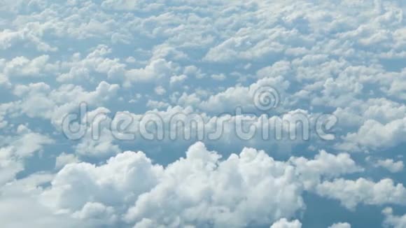 从飞机上看到的几公里高的云视频的预览图