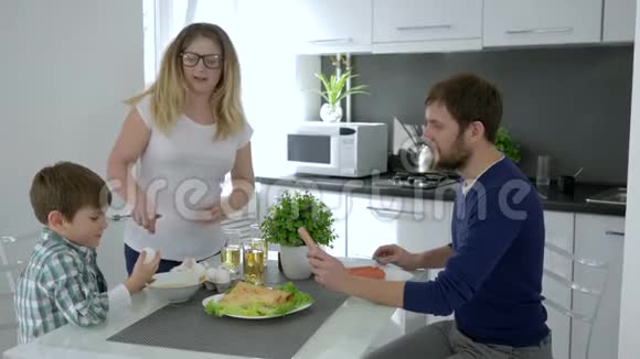 家庭闲散孩子学会做饭在盘子里和笑着的父母旁边砸鸡蛋视频的预览图