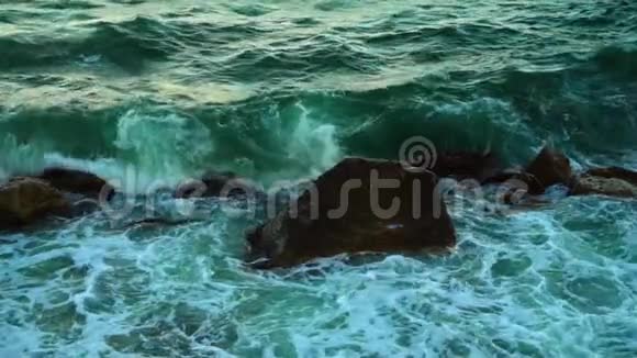 海浪在缓慢的运动中撞击岩石和石块视频的预览图