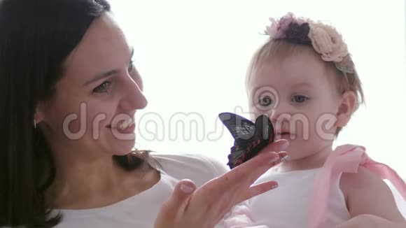 大蝴蝶坐在妈妈优美的手上孩子惊讶地看着昆虫视频的预览图