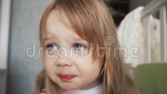 可爱的小女孩哭是因为她很伤心视频的预览图