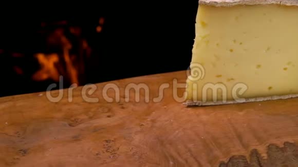 奶酪片落在木板上视频的预览图