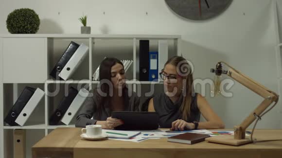 办公室里使用平板电脑的优雅女商人视频的预览图