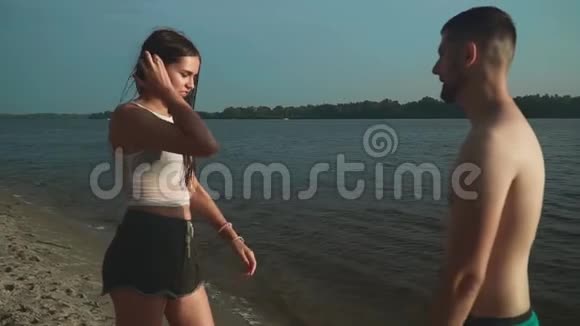 一对美丽的情侣在河岸边聊天视频的预览图