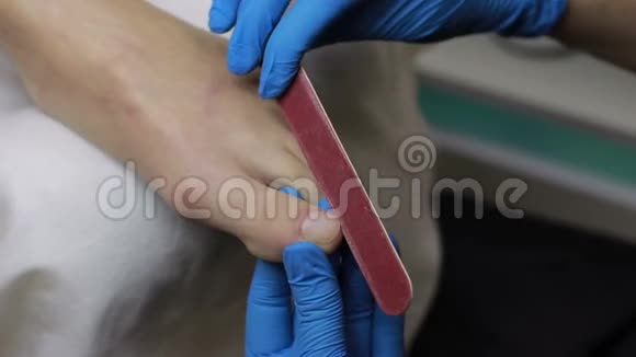 美容师双手整理女性指甲视频的预览图