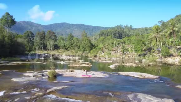 山河在热带的石头中流淌视频的预览图