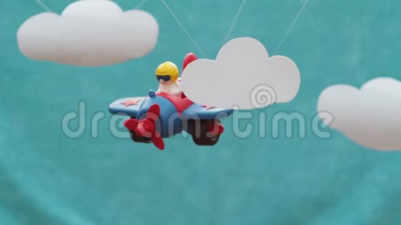 女性手与飞行员一起旋转玩具飞机视频的预览图