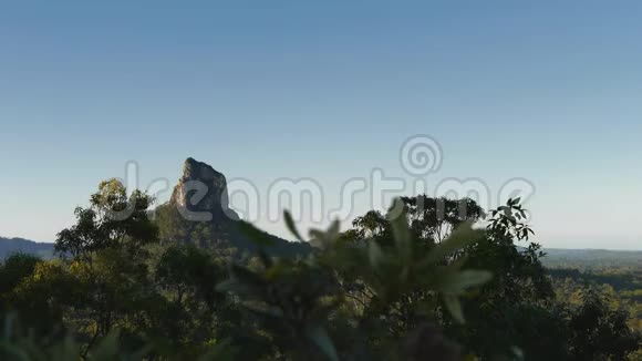 多利在玻璃屋山中拍摄的柯诺林山视频的预览图