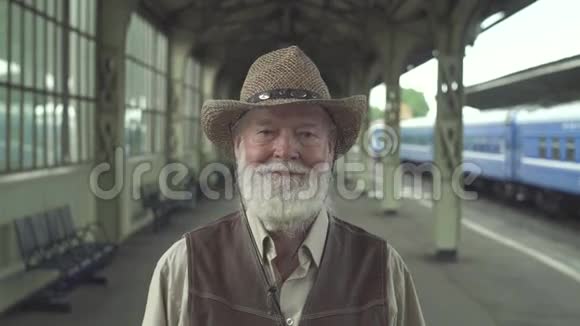在帽子里微笑老人视频的预览图