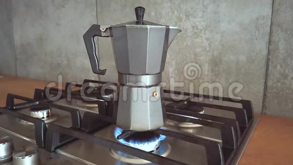 间歇喷泉咖啡机在家用煤气炉上加热沸水关闭视频的预览图