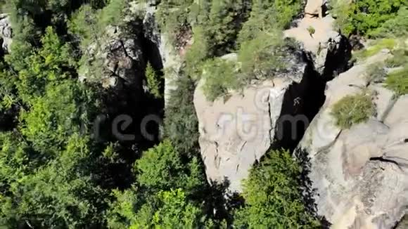 空中镜头新娘在深渊的边缘高高的悬崖环绕着新娘照相机慢慢地飞呀飞视频的预览图