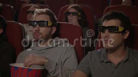 朋友们在电影院看3d电影3D电影娱乐视频的预览图