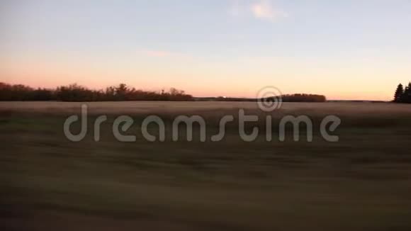 开车经过阿尔伯塔省农村视频的预览图
