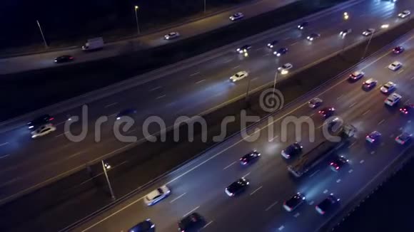 傍晚高速公路交通的空中俯视图视频的预览图