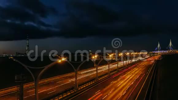 俄罗斯圣彼得堡2018年10月19日时间流逝傍晚高速公路日落时西方高速直径模糊的视频的预览图