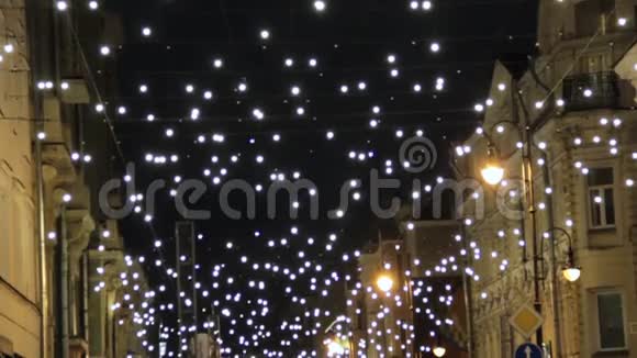 历史街区的街景在黑暗的天空背景下装饰着圣诞假日的花环小灯视频的预览图