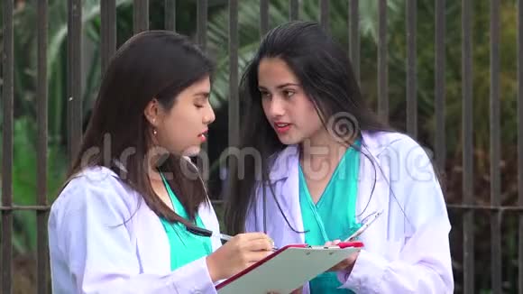 年轻女医生或护士视频的预览图