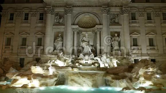 罗马城美丽的地标称为FontanadiTrevi的Trevi喷泉视频的预览图