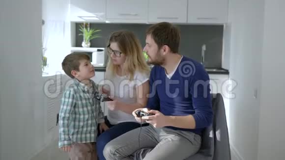 现代孩子教父母在家玩电子游戏视频的预览图