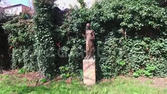 年轻女孩的旧雕塑视频的预览图