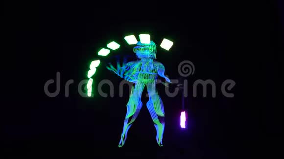 一个穿着发光西装的男人在黑暗中表演霓虹灯秀视频的预览图