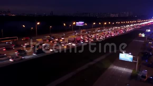 傍晚交通高峰时高速公路交通拥堵的空中交通镜头视频的预览图