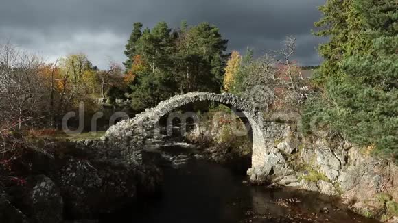 在凯恩斯国家公园的卡尔布里奇这座神奇的古老的包马桥是斯科高地最古老的石桥视频的预览图
