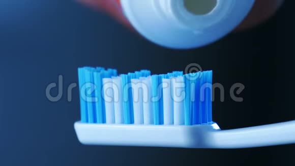 牙齿健康将白色牙膏从试管挤到牙刷上视频的预览图