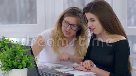 商务女性使用笔记本电脑工作并在餐桌上规划思想发展视频的预览图