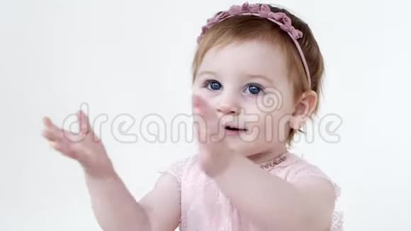 快乐的童年可爱的女孩子蓝色的大眼睛白色的背景拍手视频的预览图