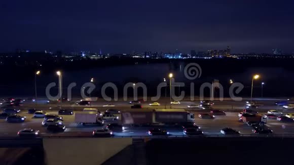 傍晚高峰时大城市高速公路交通拥堵与莫斯科城市景观的鸟瞰图视频的预览图