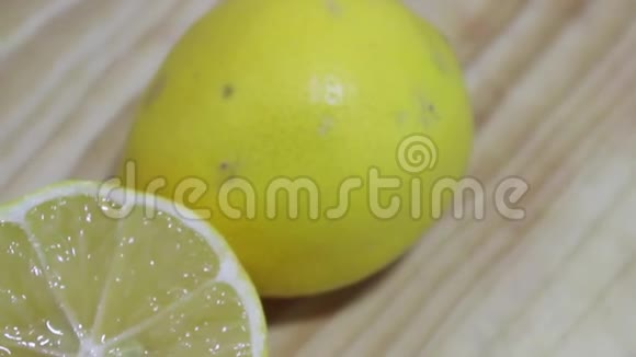 新鲜柠檬和切块视频的预览图