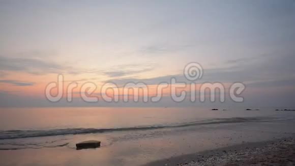 海滩上日出的时间视频的预览图