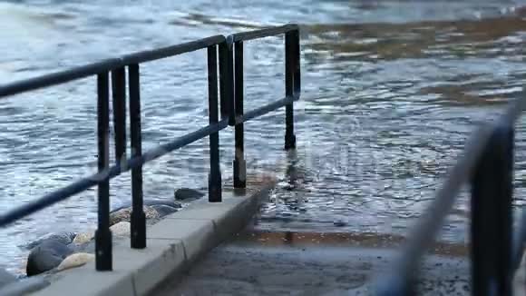 洪水与铁路重叠的步行道视频的预览图