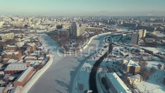 乌克兰哈尔科夫2016年12月13日施特拉尔卡公园的空中覆盖着雪河流穿越冬季视频的预览图