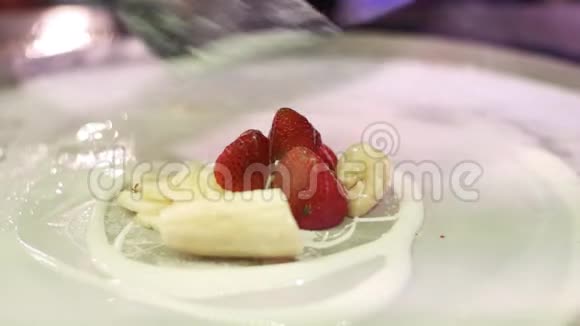 切碎草莓和香蕉做泰国冰淇淋天然成分视频的预览图