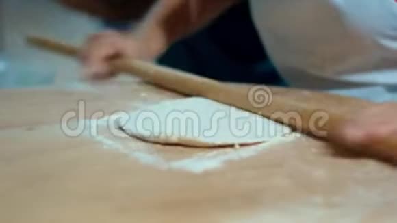 人手用擀面杖擀面团烹饪面包店产品视频的预览图