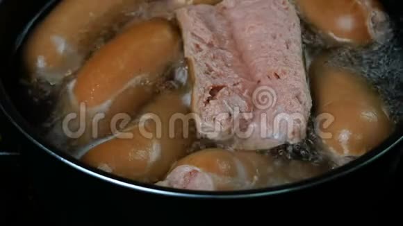 自制烹饪香肠在一个开着的沸水锅里煮视频的预览图